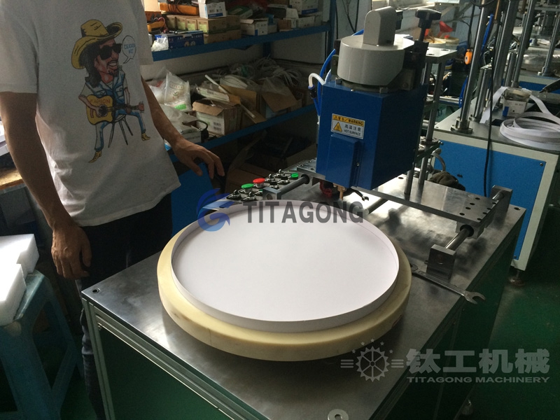 熱熔蛋糕盒粘蓋機|圓形蛋糕盒蓋子粘膠機